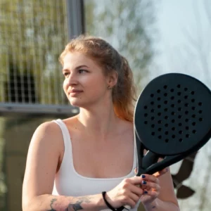 Jessica, directrice artistique, joue au padel