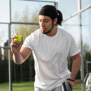 xavier, co-fondateur de Expert Padel, jouant au padel